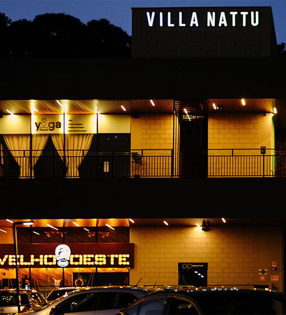 Fachada iluminada do Villa Nattu