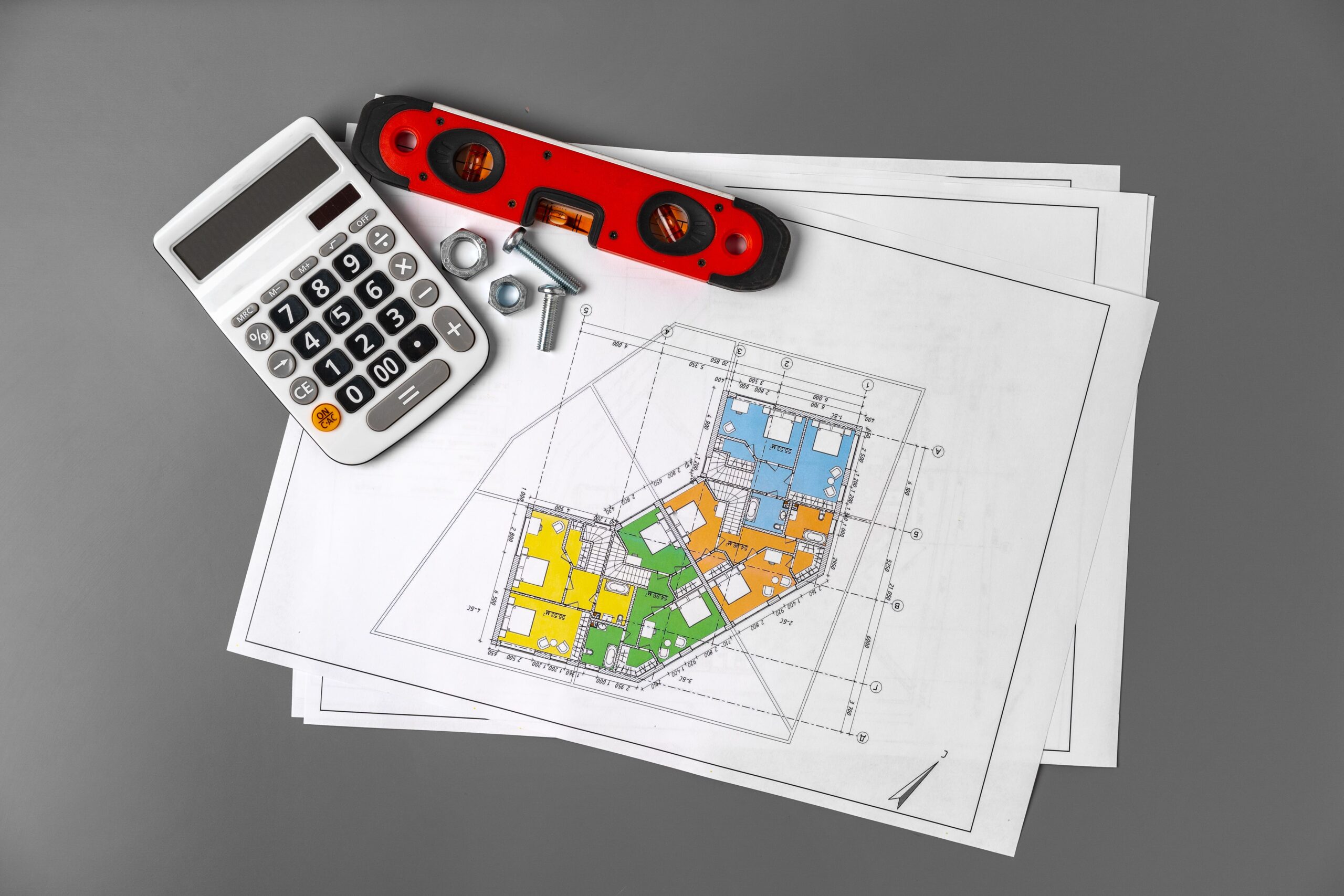 Projeto arquitetônico com calculadora e ferramentas para built to suit