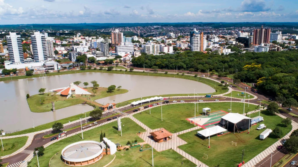 Vista aérea de Toledo PR destacando parque urbano com lago, áreas verdes e infraestrutura moderna.