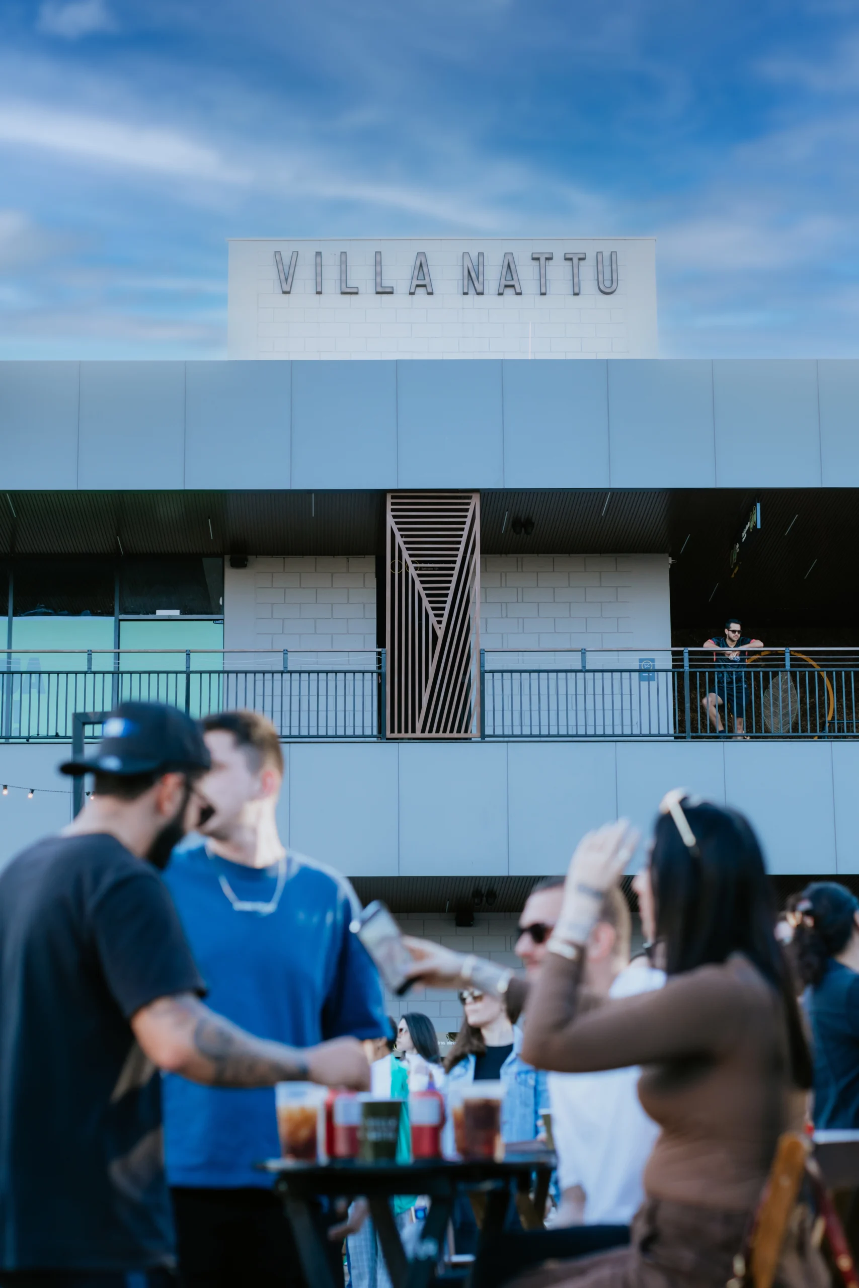 imagem mostra fluxo de pessoas em um strip mall chamado Villa Nattu, o que reduz curto operacional